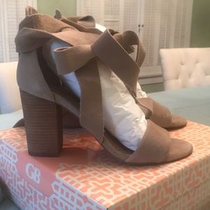 Free Tie Taupe Gianni Bini (New)
